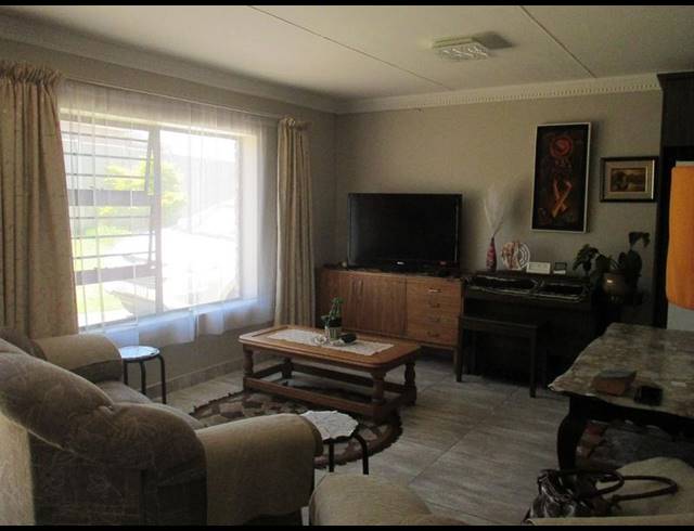 6 BEDROOM HOUSE FOR SALE IN DANA BAY